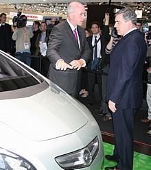 GM-Europa-Chef Carl-Peter Forster informiert den Britischen Premierminister auf dem GM-Stand auf der London Motor Show. Foto: Auto-Reporter